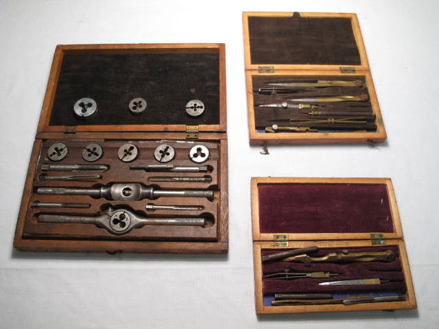 LOT ANTIQUE THREADING TOOLS & PENCIL COMPASS: Lot of antique tools. Includes a threading tool with die, and two pencil circle compass sets. All contained in wooden cases/boxes. Threading tool includes die for threading both parts of screw assembl