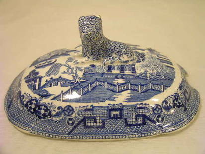 ANTIQUE BLUE WILLOW OVAL TUREEN LID LION FINIAL: ANTIQUE BLUE WILLOW OVAL TUREEN LID LION FINIAL - Measures 6 1/4" long by 4 1/2" wide. Generally good condition but for some crazing.