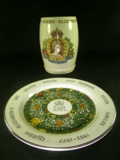 STAFFORDSHIRE & SPODE ROYAL COMMEMORATIVE MUG PLAT: 750 - STAFFORDSHIRE & SPODE ROYAL COMMEMORATIVE MUG PLATE - Staffordshire Queen Elizabeth Silver Jubilee rimed saucer 1952-1977, 5 3/8" wide. Queen Elizabeth Copeland Spode drinking mug 4 1/2" high by