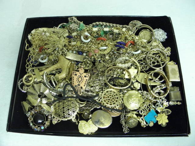 TRAY LOT ASSORTED LADIES COSTUME JEWELRY: NAPIER ET: Tray lot of assorted ladies costume jewelry. Includes makers such as Napier, Speidel, Erwin Pearl, and many more. Gold tone, silver tone, copper, plastic, enamel, faux gems, glass, and much more. See
