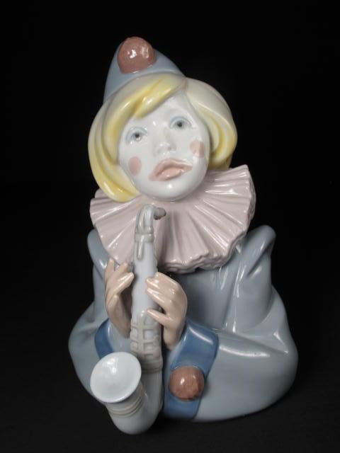 LLADRO PORCELAIN CLOWN BUST WITH SAXOPHONE: A Lladro porcelain bust of a clown with saxophone. Condition good. Measures 7". Weight 1.4".