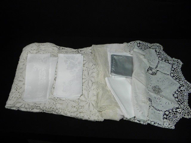 VINTAGE LINENS: TABLECLOTHS NAPKINS LACE DAMASK ET: Group lot of assorted linens. Includes napkins, tablecloths, tea cloths, etc. Some embroidery, lace, and more. See images for details. Condition: some minor discoloration, see images. Shipping weight