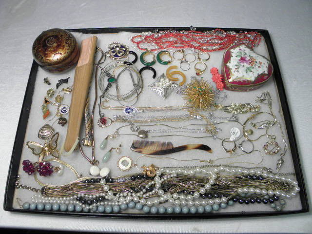 ASSORTED COSTUME JEWELRY: TRIFARI MONET STERLING E: Assorted ladies costume jewelry lot. Includes necklaces, bracelets, rings, pins, earrings, clips, boxes, and more. Makers such as Trifari, Monet, Lindenwold, and more. Gold tone, silver tone, sterling