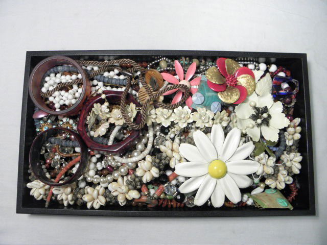 TRAY LOT ASSORTED LADIES COSTUME JEWELRY: Tray lot of assorted ladies costume jewelry. Includes enamel, bakelite, metals, wood, beads, bone, glass, shells, and more, etc. See images for details. Shipping weight 5 lbs.