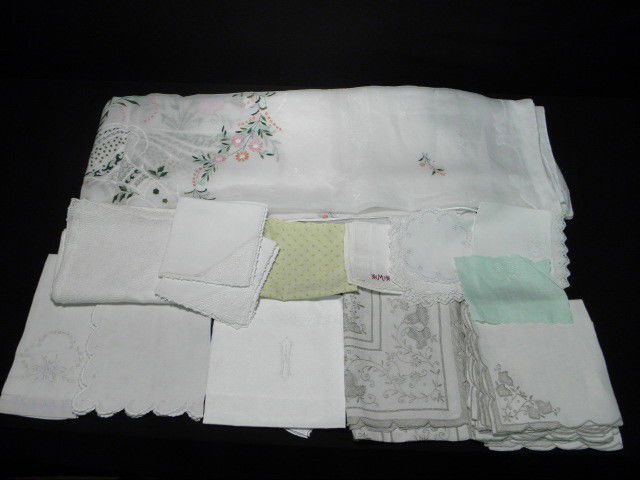 LOT ASSORTED LINENS: NAPKINS TABLECLOTHS PLACE MAT: Lot of assorted estate linens. Includes napkins, place mats, and tablecloths. Embroidery, crocheting, lace, etc. Condition: good, see images for details. Shipping weight 2.9 lbs.