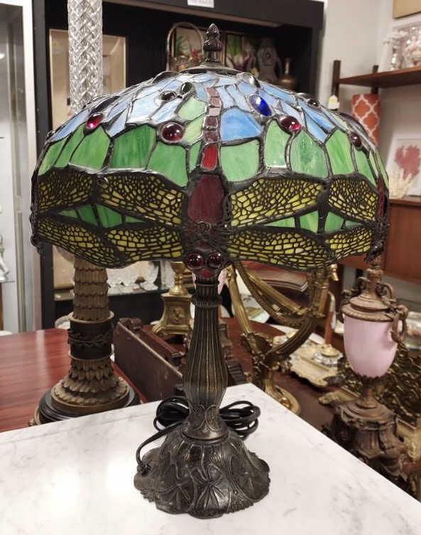 TIFFANY STYLE DRAGONFLY STAINED GLASS LAMP (1 of 11)