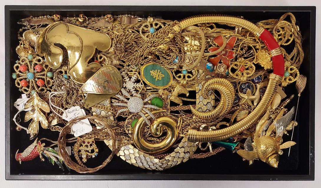 ASSORTED LADIES COSTUME JEWELRY: GOLD TONES (1 of 5)