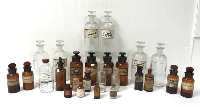 26 AMERICAN VICTORIAN GLASS APOTHECARY BOTTLES (1 of 14)