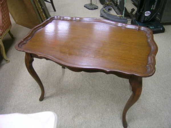 PETITE SCALLOP EDGE WOOD FRENCH STYLE COFFEE TABLE: Lot Number: 234 - PETITE SCALLOP EDGE WOOD FRENCH STYLE COFFEE TABLE - Measures 20 1/4" high x 30" wide x 21" deep. Surface scratches to finish.