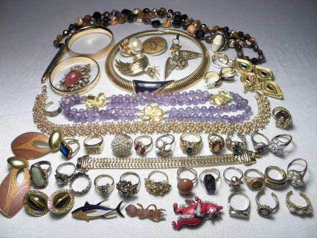 COSTUME JEWELRY: GOLD TONE MONET CORO CARLISLE BER: Tray lot of assorted costume jewelry including many Monet, one Coro brooch, Carlisle, Berebi, Ben Amund etc. Over 30 pieces, rings, earrings, bracelets, necklaces and brooches. Good condition. Weight