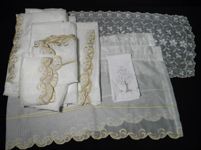 ASSORTED ESTATE LINENS: DRAPES LACE CHIFFON ETC: Assorted estate linens. Includes chiffon, lace, embroidery, and more. Drapes, handkerchiefs, place mats, and more. Condition: minor discoloration to some, see images. Shipping weight 2.3 lbs.