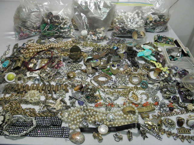 VARIOUS LADIES COSTUME JEWELRY PIECES & PARTS: Large lot of various ladies costume jewelry pieces and parts. Includes broken jewelry, beads, parts to jewelry, old pieces, necklaces, bracelets, pins, unfinished jewelry, and much more. Assorted styl