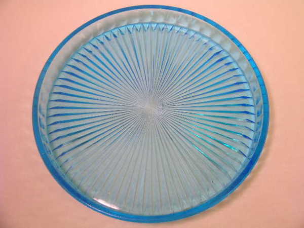 BLUE DEPRESSION GLASS ROUND TRAY LARGE: Lot : 739 - BLUE DEPRESSION GLASS ROUND TRAY LARGE - Measures 1 1/2" high by 12" wide. Scratches on bottom.