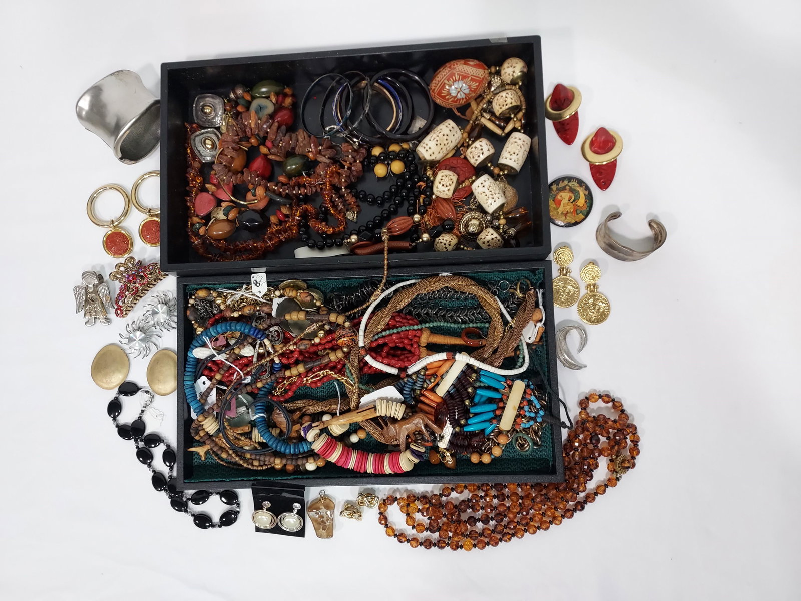 TRAY LOT LADIES COSTUME JEWELRY: BEADS, ETC.: Tray lot of assorted ladies costume jewelry, etc. Includes many beaded pieces but also silver tones, gold tones, bone, lucite/plastic, wood, stone, etc. Condition: mostly good and wearable, some piece