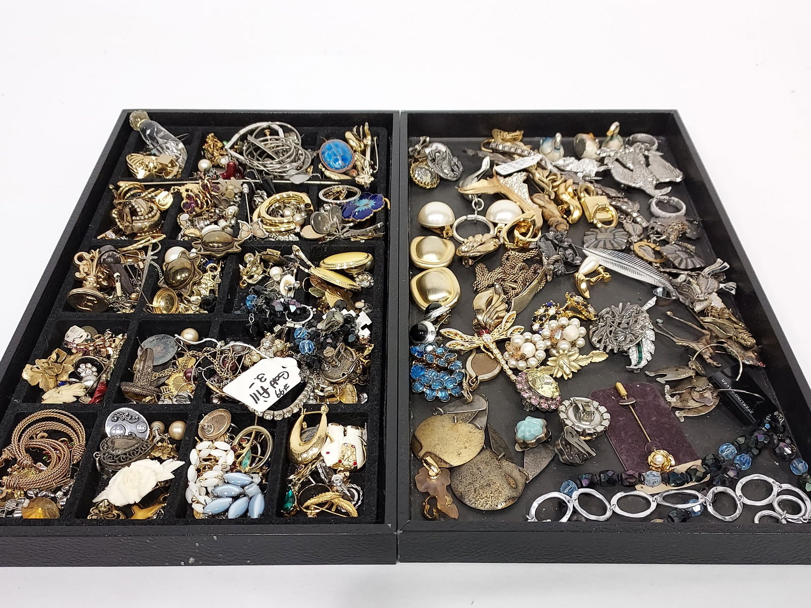 TRAY LOT ASSORTED LADIES COSTUME JEWELRY (1 of 11)