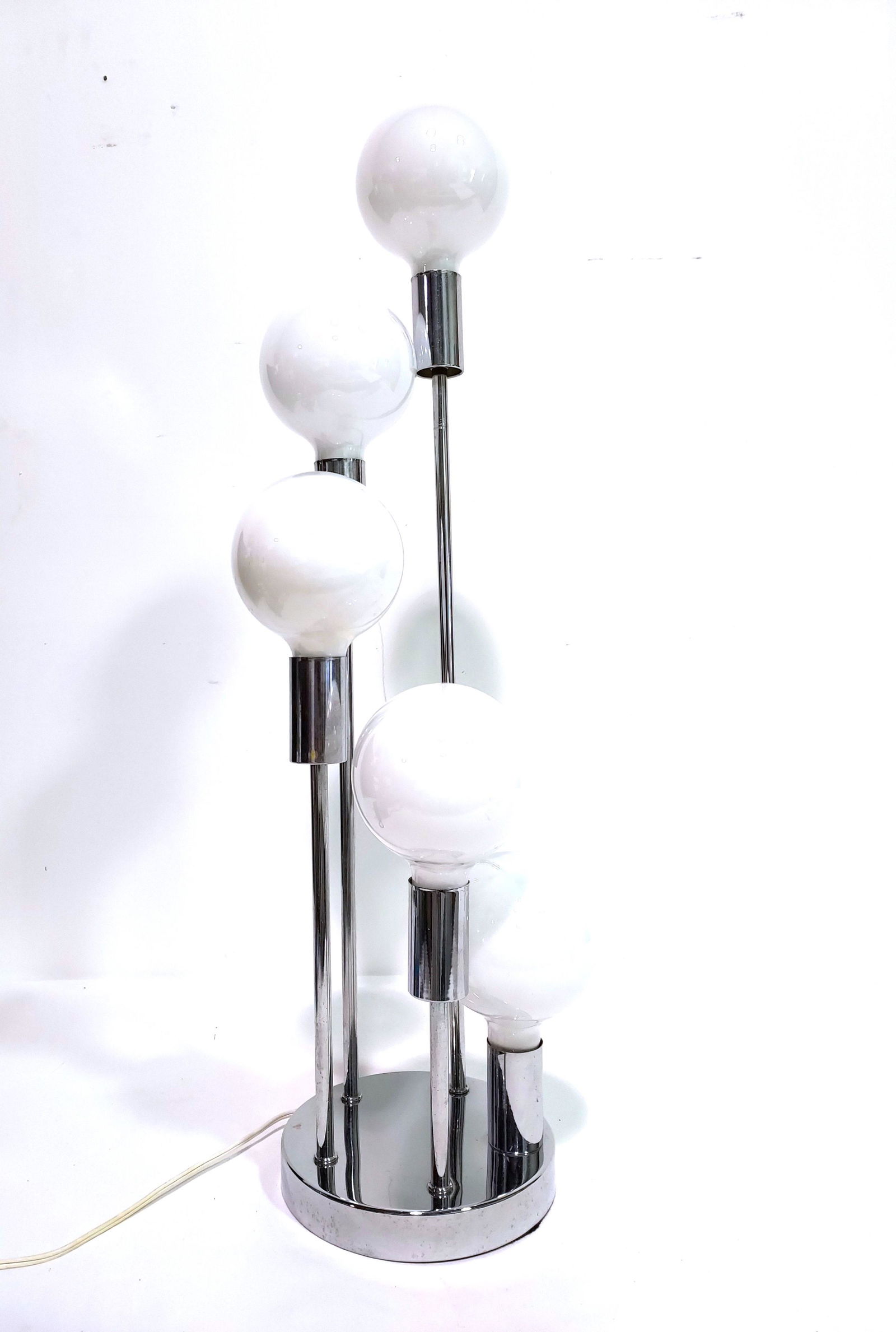 ROBERT SONNEMAN "WATERFALL" STYLE TABLE LAMP: A vintage mid century modern MCM "waterfall" table lamp in the style of Robert Sonneman. Measures a total of 33" tall x 8" base diameter. (Bulbs stick out a little further than base, total width with