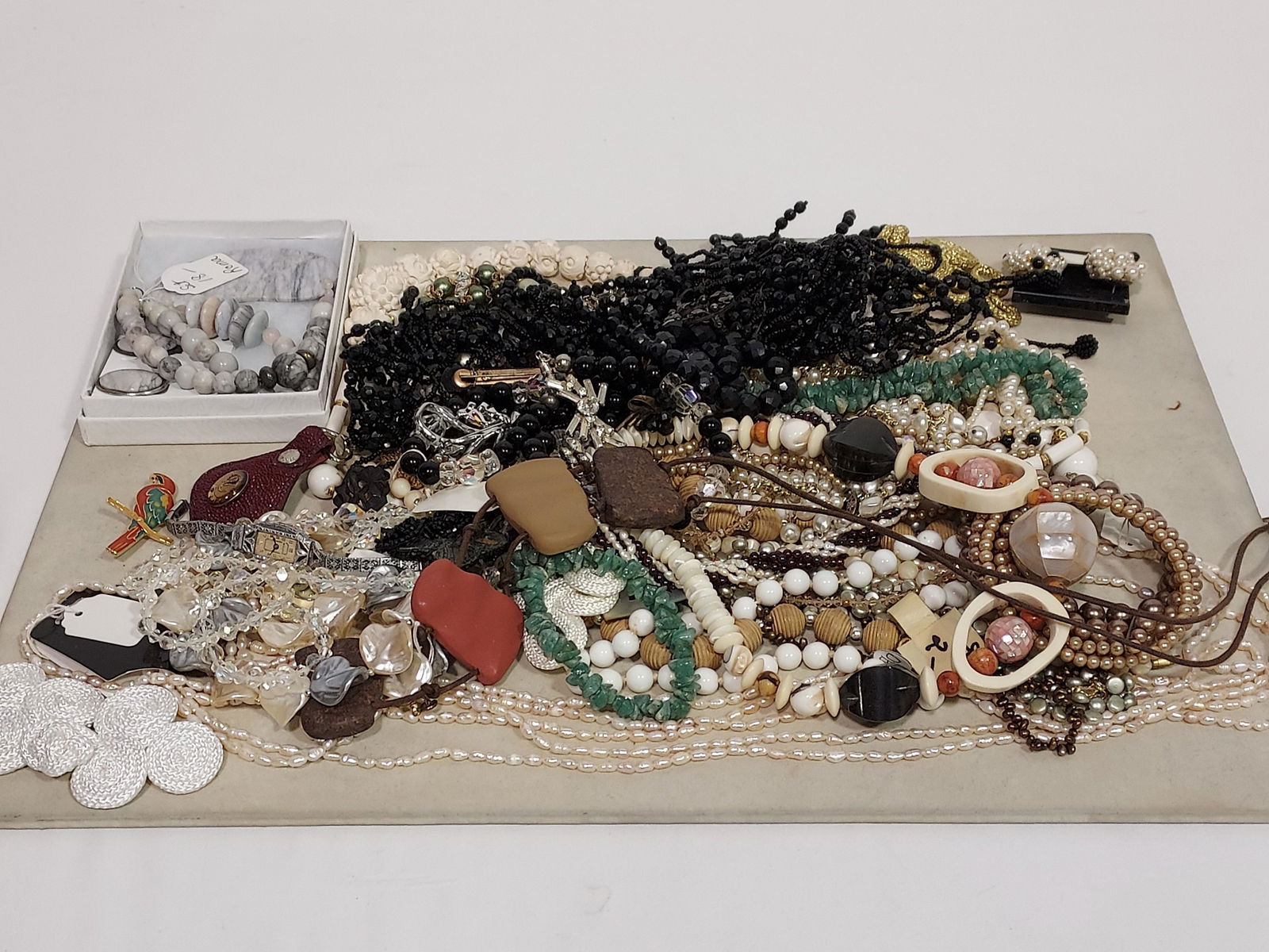 TRAY LOT ASSORTED VINTAGE COSTUME JEWELRY: BEADS (1 of 11)