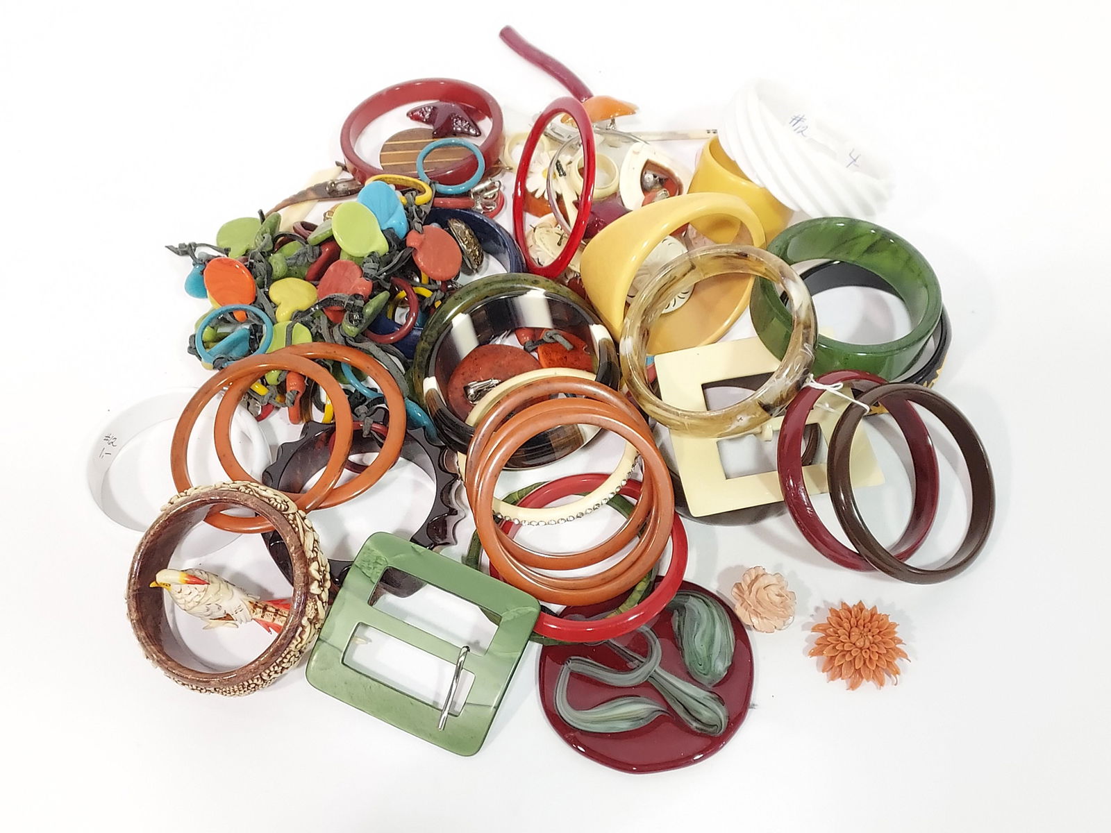 LOT VINTAGE COSTUME JEWELRY: BAKELITE, LUCITE, ETC (1 of 6)