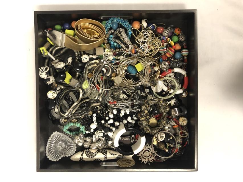 TRAY LOT ASSORTED LADIES COSTUME JEWELRY (1 of 14)