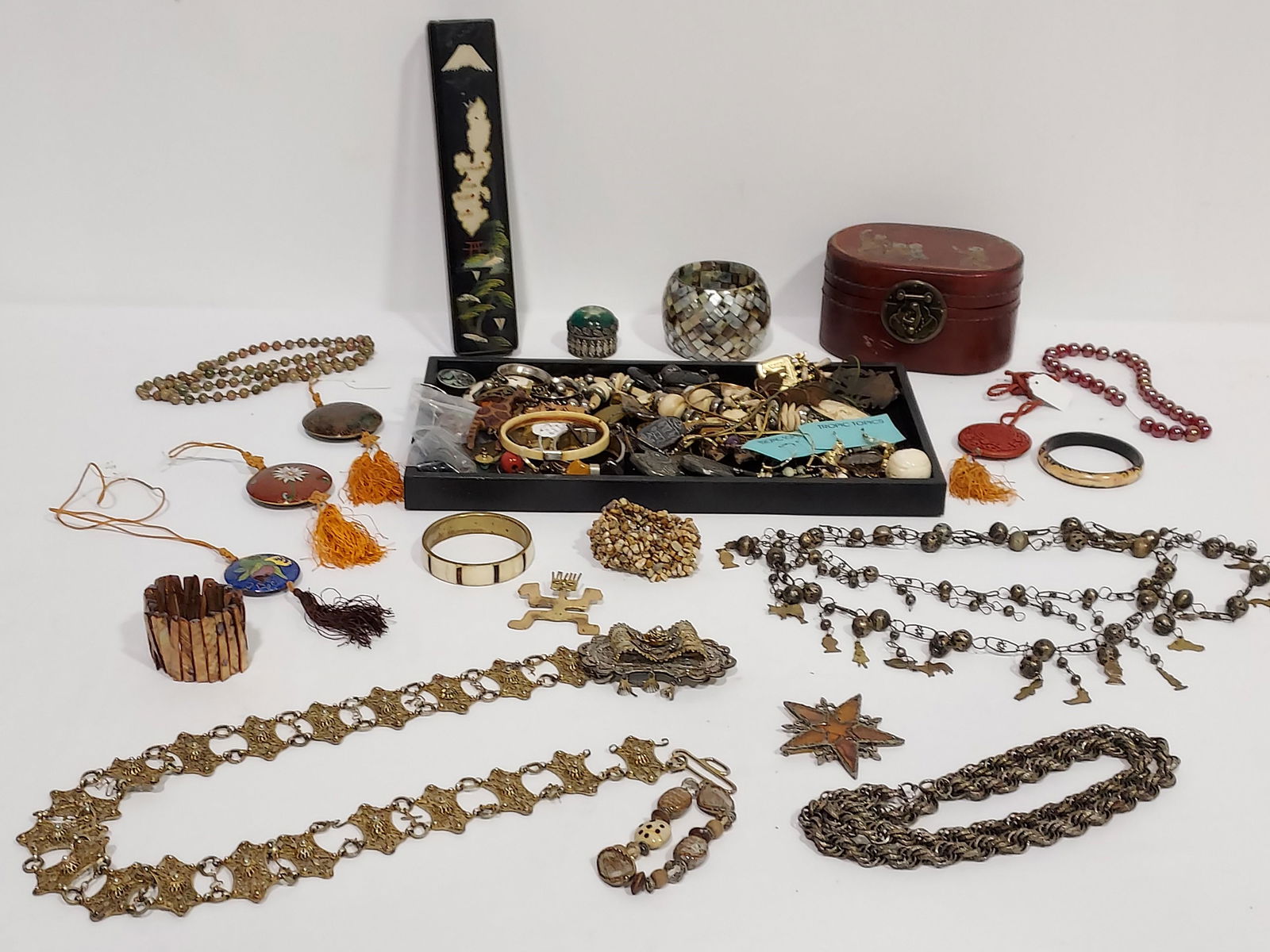 TRAY LOT ASSORTED LADIES COSTUME JEWELRY: ETHNIC (1 of 16)