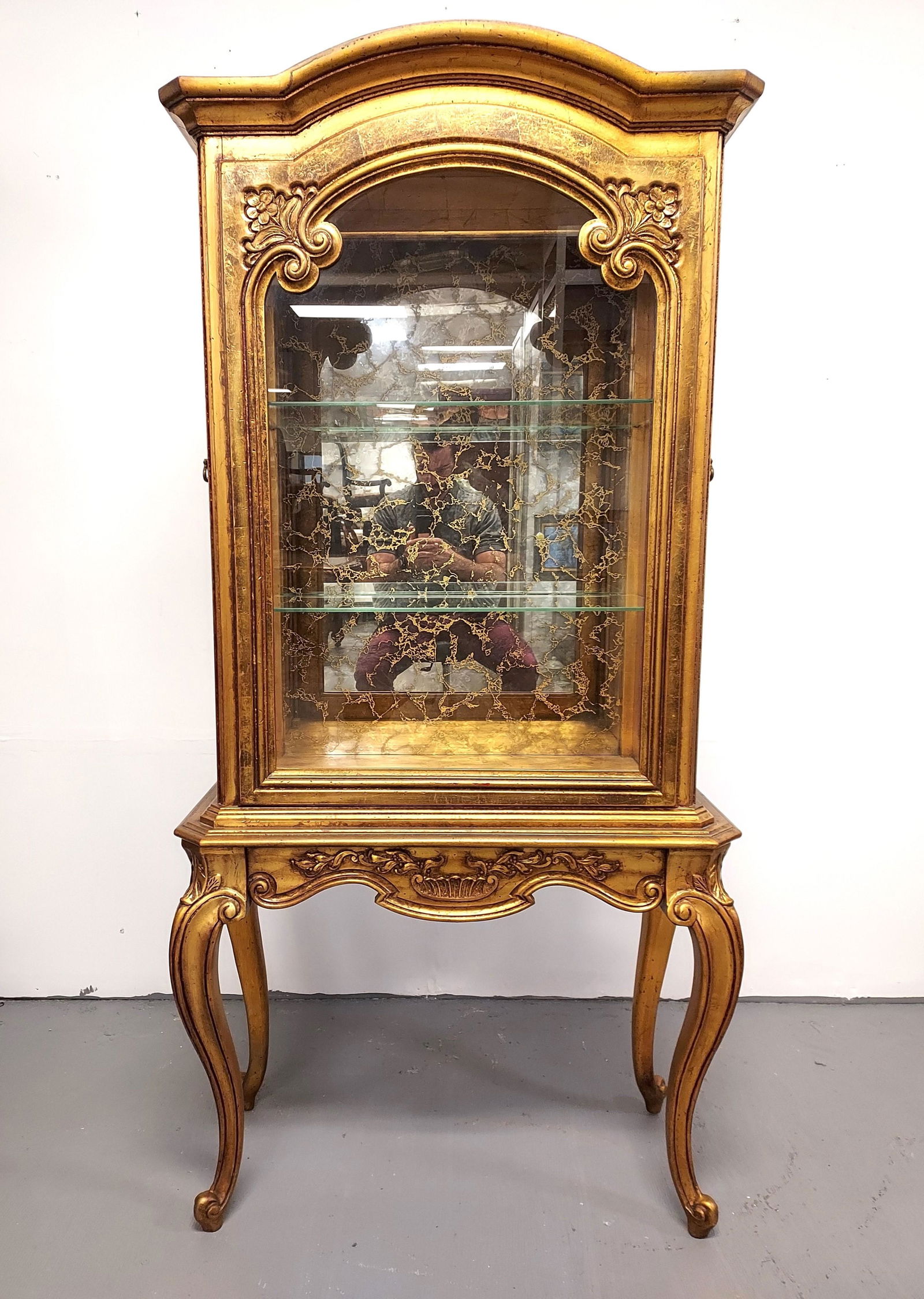 VINTAGE ANTIQUED GOLD FINISH VITRINE DISPLAY CASE (1 of 14)