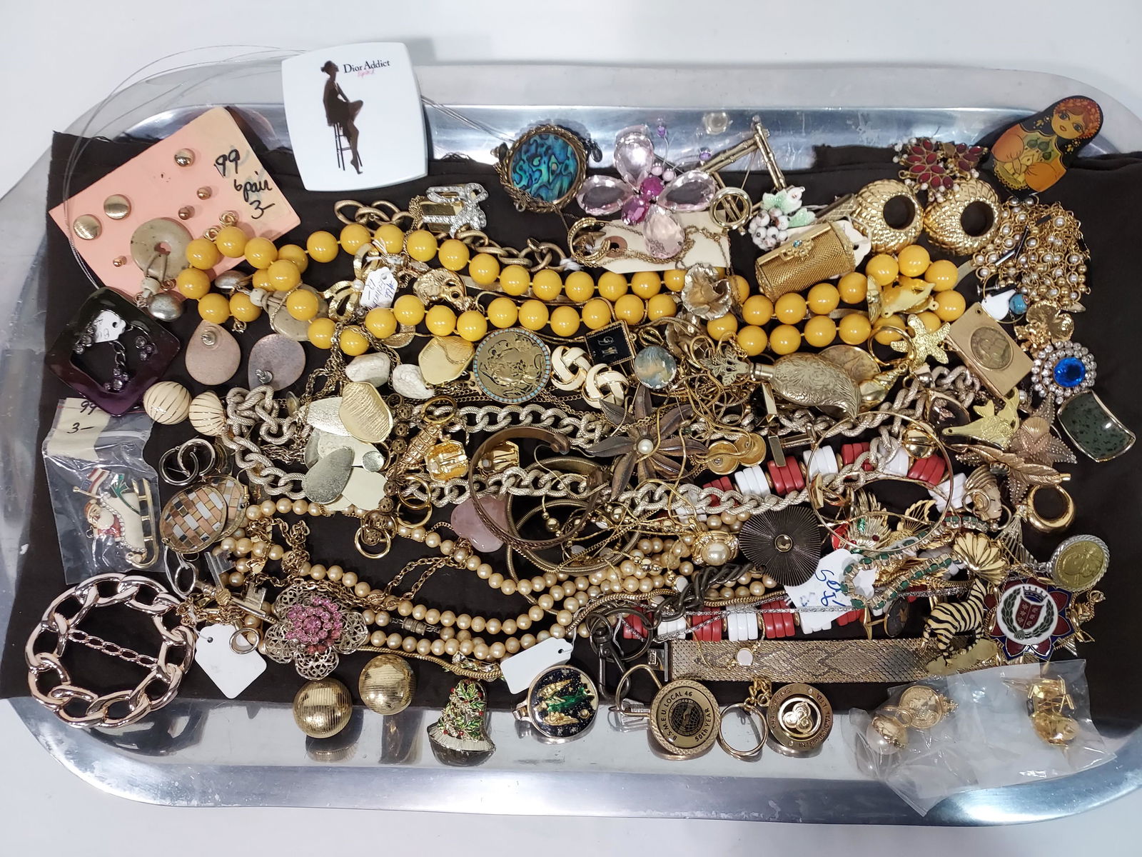 TRAY LOT LADIES VINTAGE COSTUME JEWELRY: GOLD TONE (1 of 9)