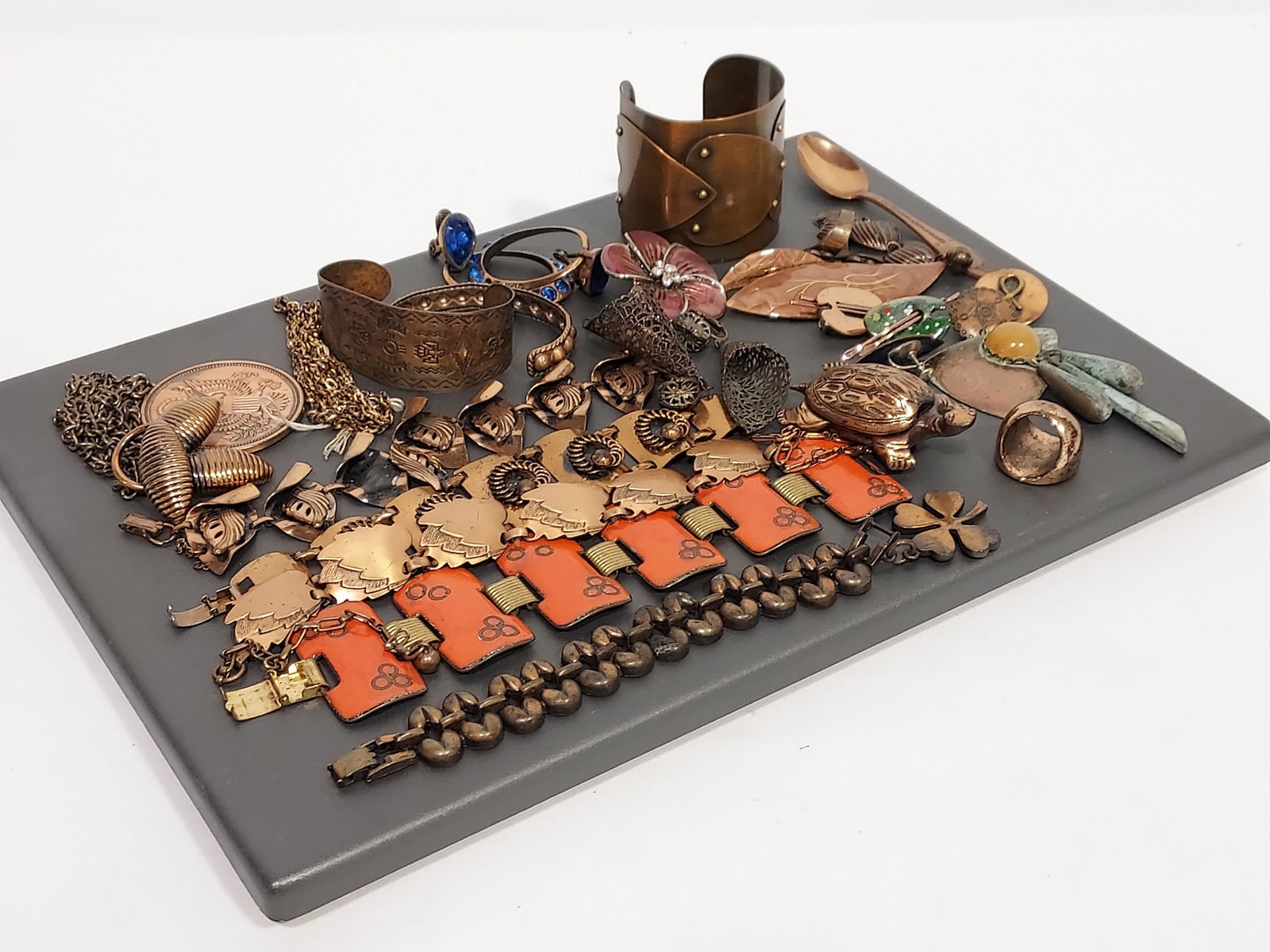 TRAY LOT VINTAGE LADIES COSTUME JEWELRY: COPPER (1 of 14)