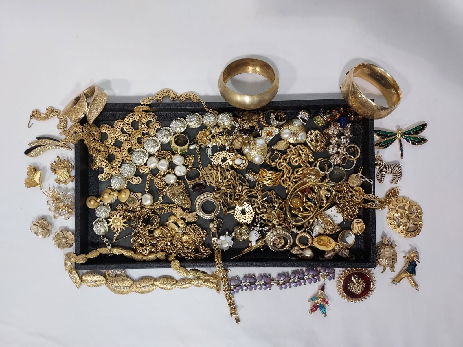 TRAY LOT ASSORTED COSTUME JEWELRY: GOLD TONES, ETC (1 of 16)
