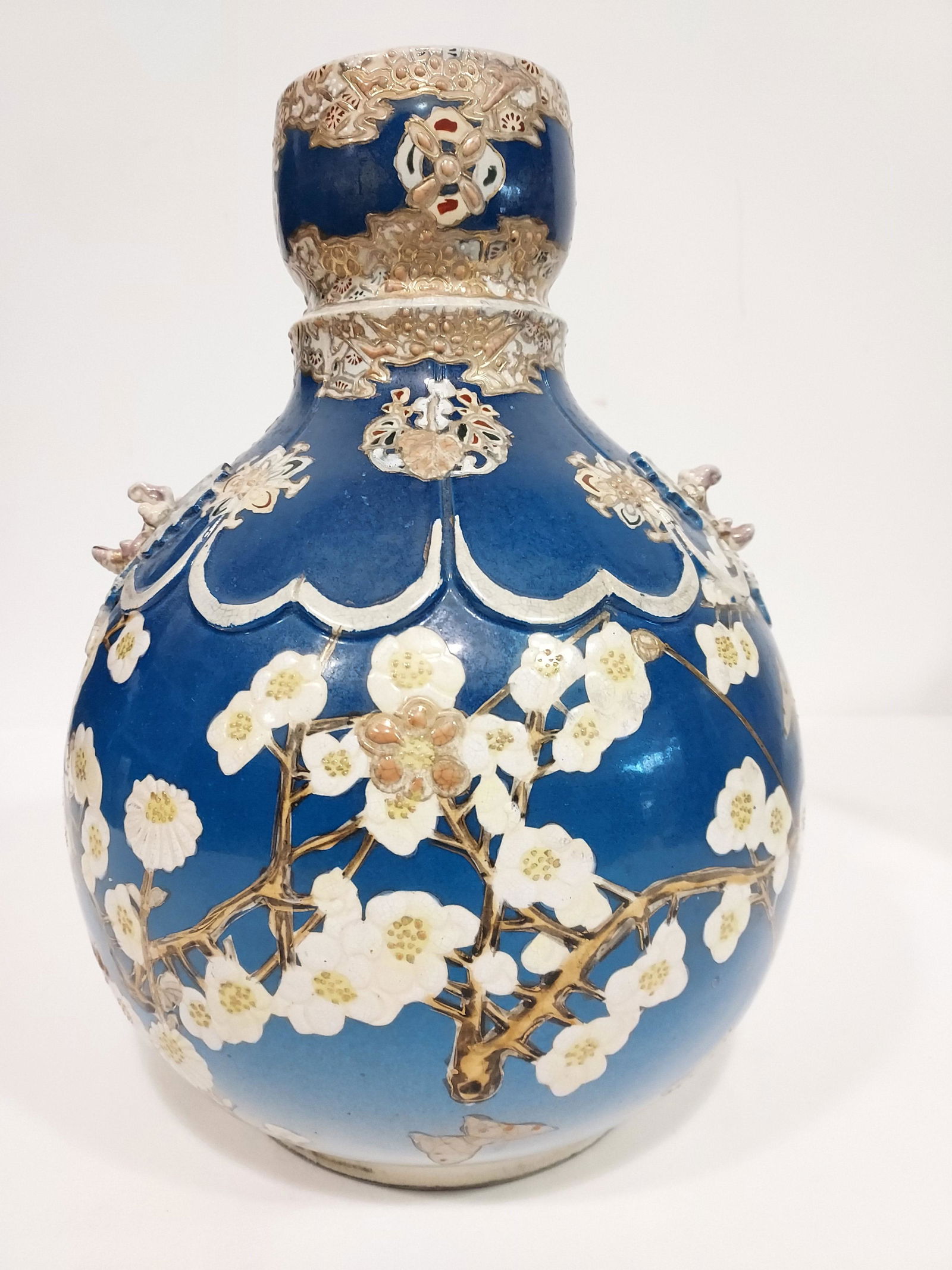 JAPANESE MEIJI SATSUMA BOTTLE VASE (1 of 11)