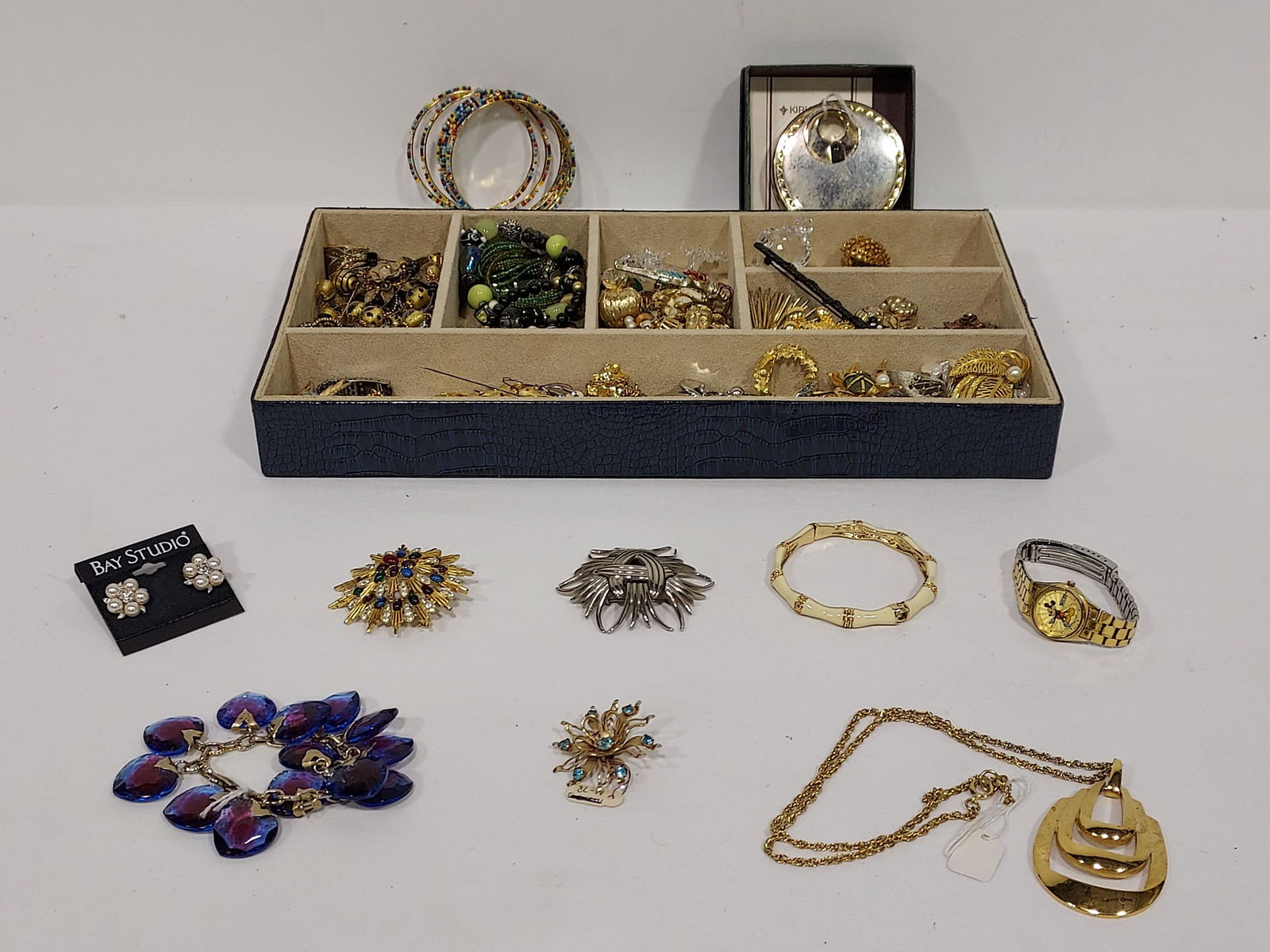 TRAY LOT ASSORTED LADIES COSTUME JEWELRY (1 of 11)