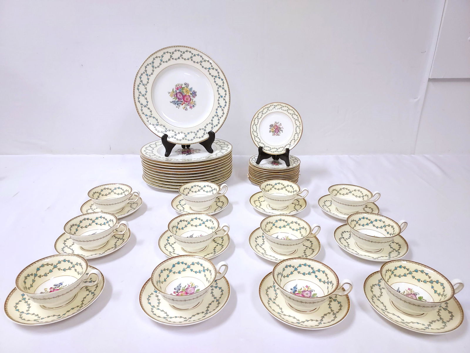 WEDGWOOD "FAIRFORD" PORCELAIN DINNERWARE 48 PCS (1 of 9)