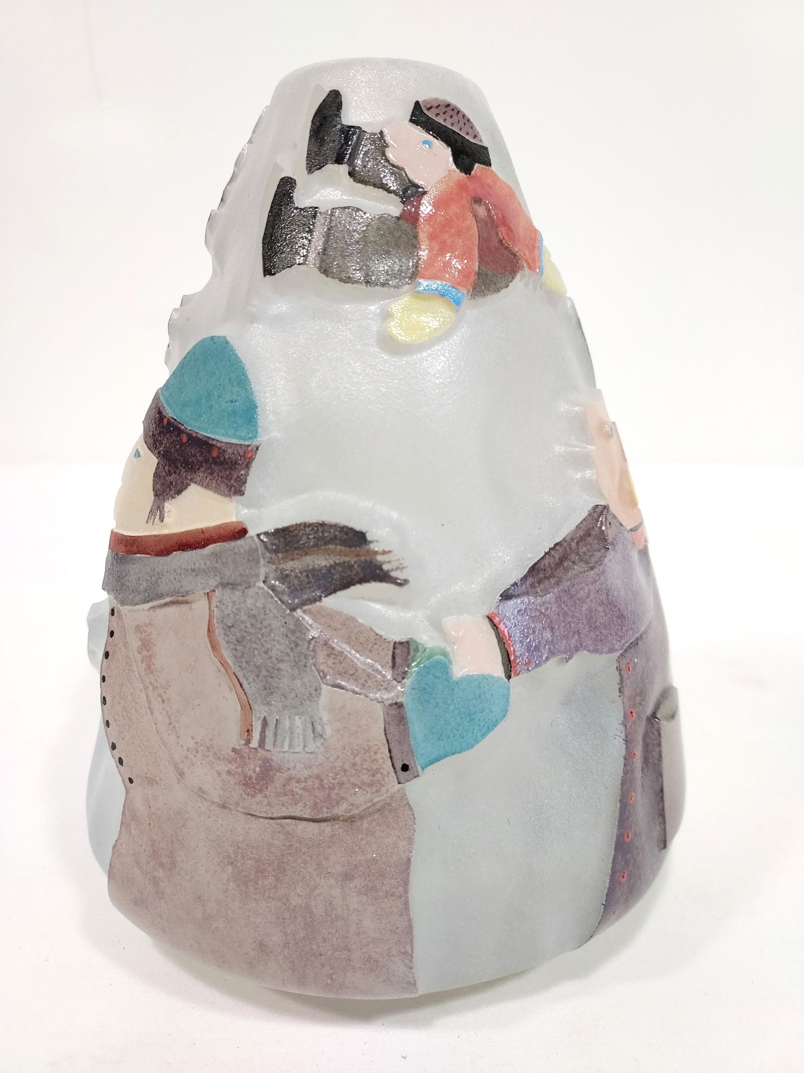 SUSAN SHAPIRO / AVON PLACE GLASS VASE SKATERS (1 of 9)