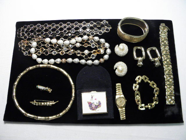 ASSORTED LADIES COSTUME JEWELRY: SWAROVSKI CINER E: Assorted ladies costume jewelry. Includes makers such as Swarovski, Ciner, Seiko, Carolee, etc. Necklaces, a watch, bracelets, pins, earrings, etc. Mostly gold toned pieces, as well as some faux jewel