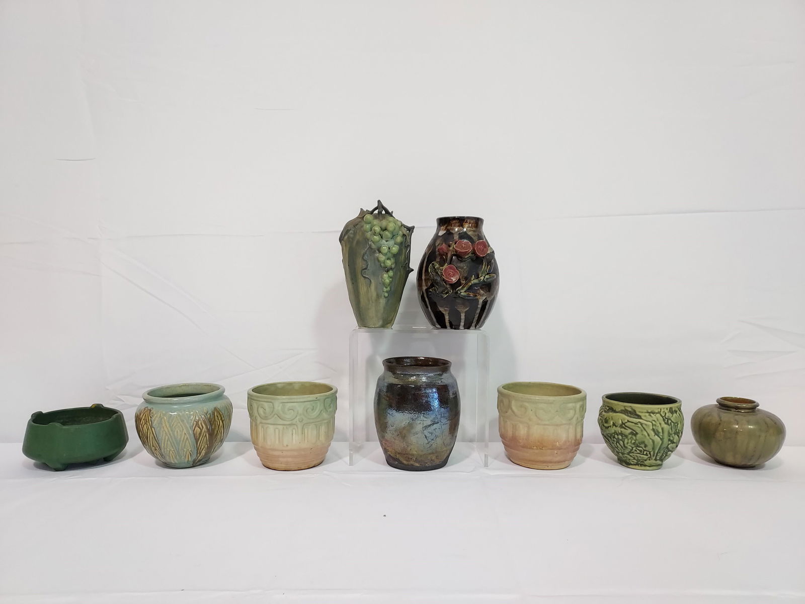 ASSORTED VINTAGE SMALL ART POTTERY POTS, VASES, ET (1 of 17)