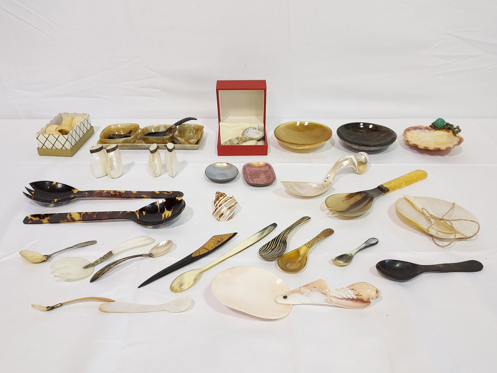LOT ASSORTED SHELL & HORN SERVEWARE & DINNERWARE: Lot of assorted artisan carved shell and horn serve ware and dinnerware. Includes spoons, bowls, serving spoons, a set of faux tortoise salad servers, some metal mounted pieces as well. Condition: as-