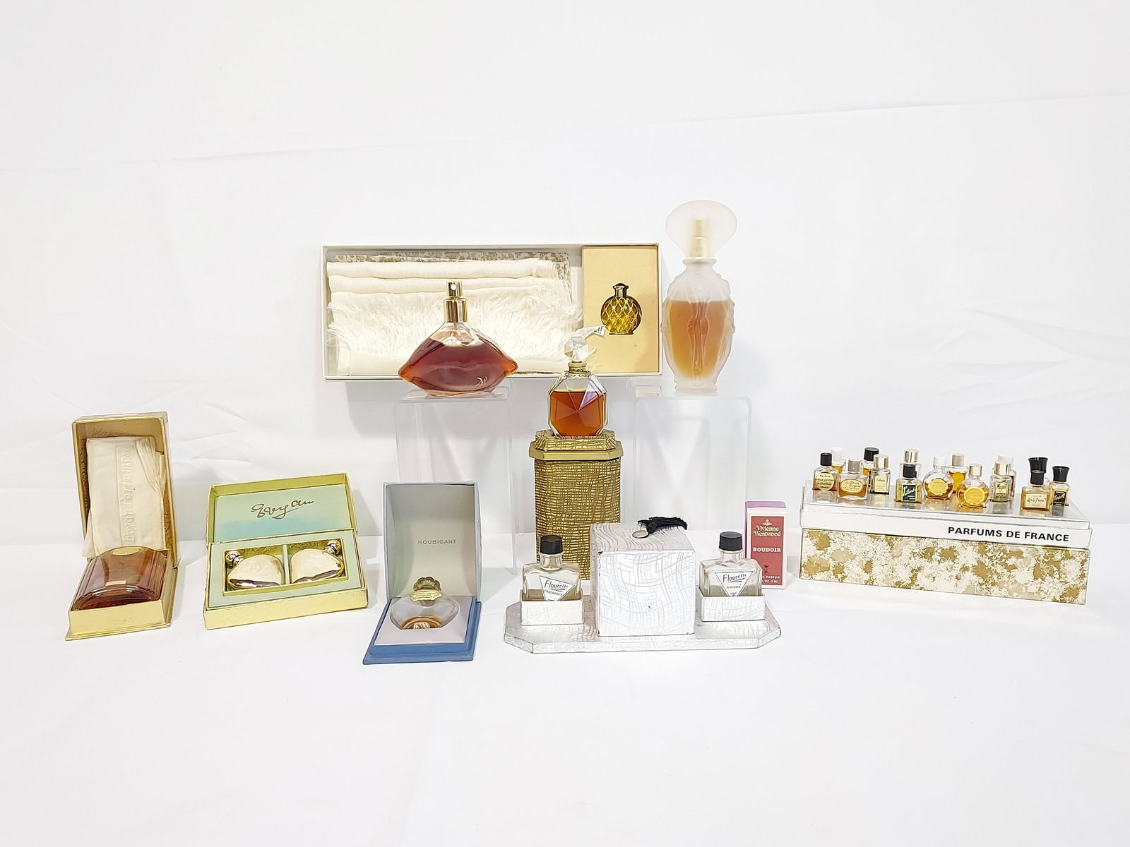 10 VINTAGE PERFUME BOTTLES AND GIFT SETS (1 of 15)