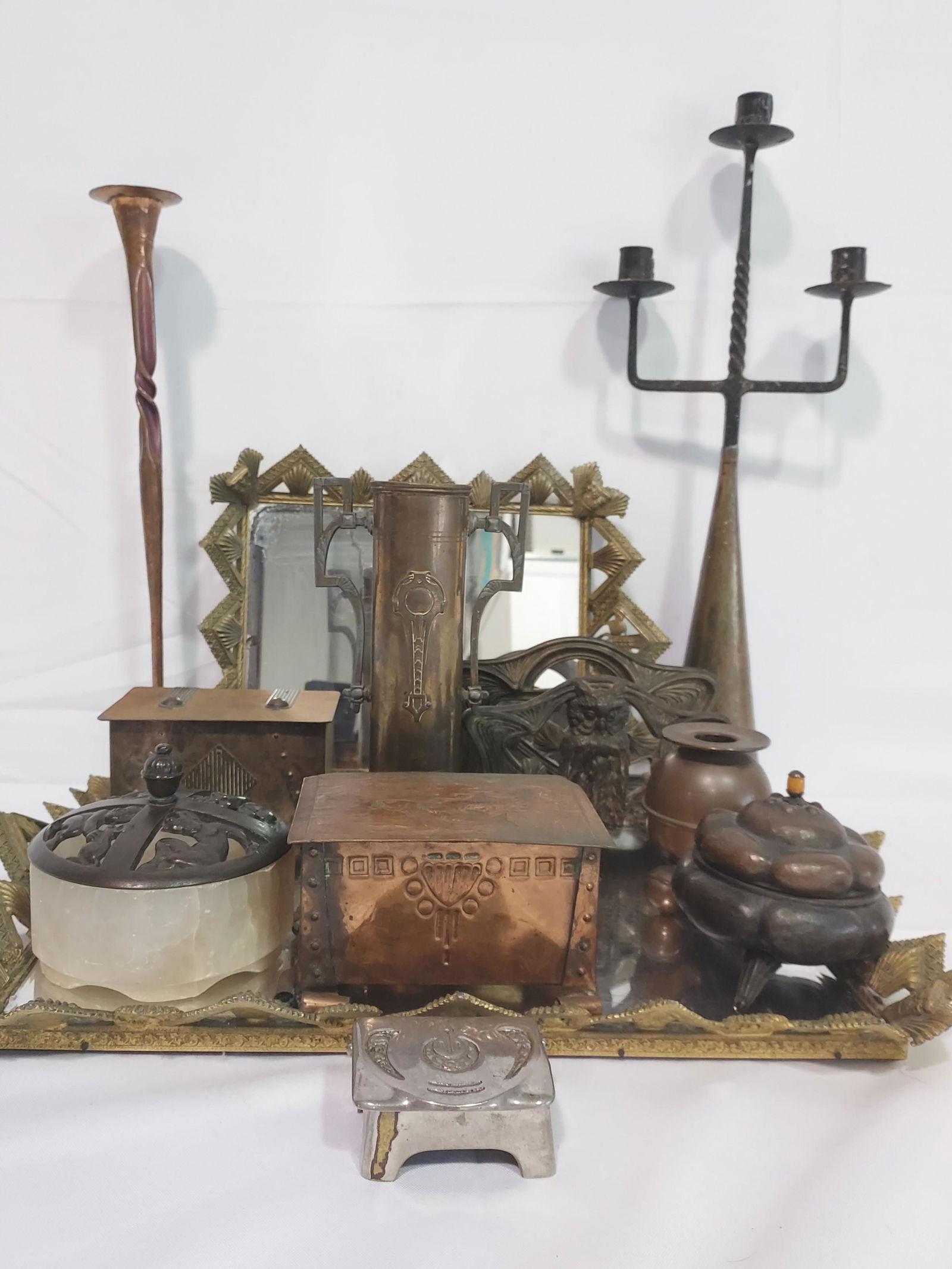 ASSORTED ANTIQUE ARTS & CRAFTS PERIOD METALWARE (1 of 17)