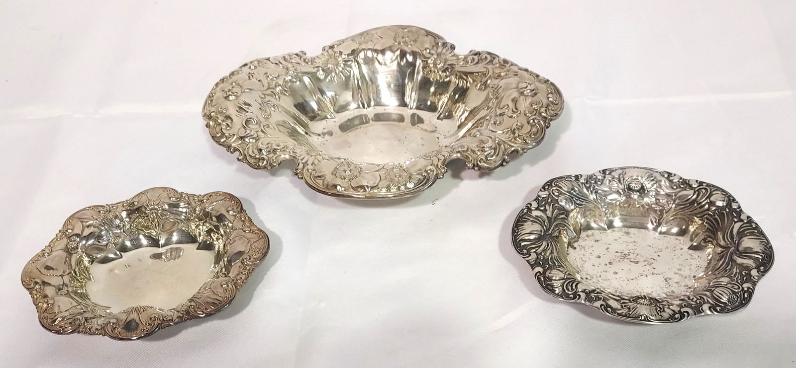 THREE CHASED STERLING SILVER BOWLS (1 of 17)