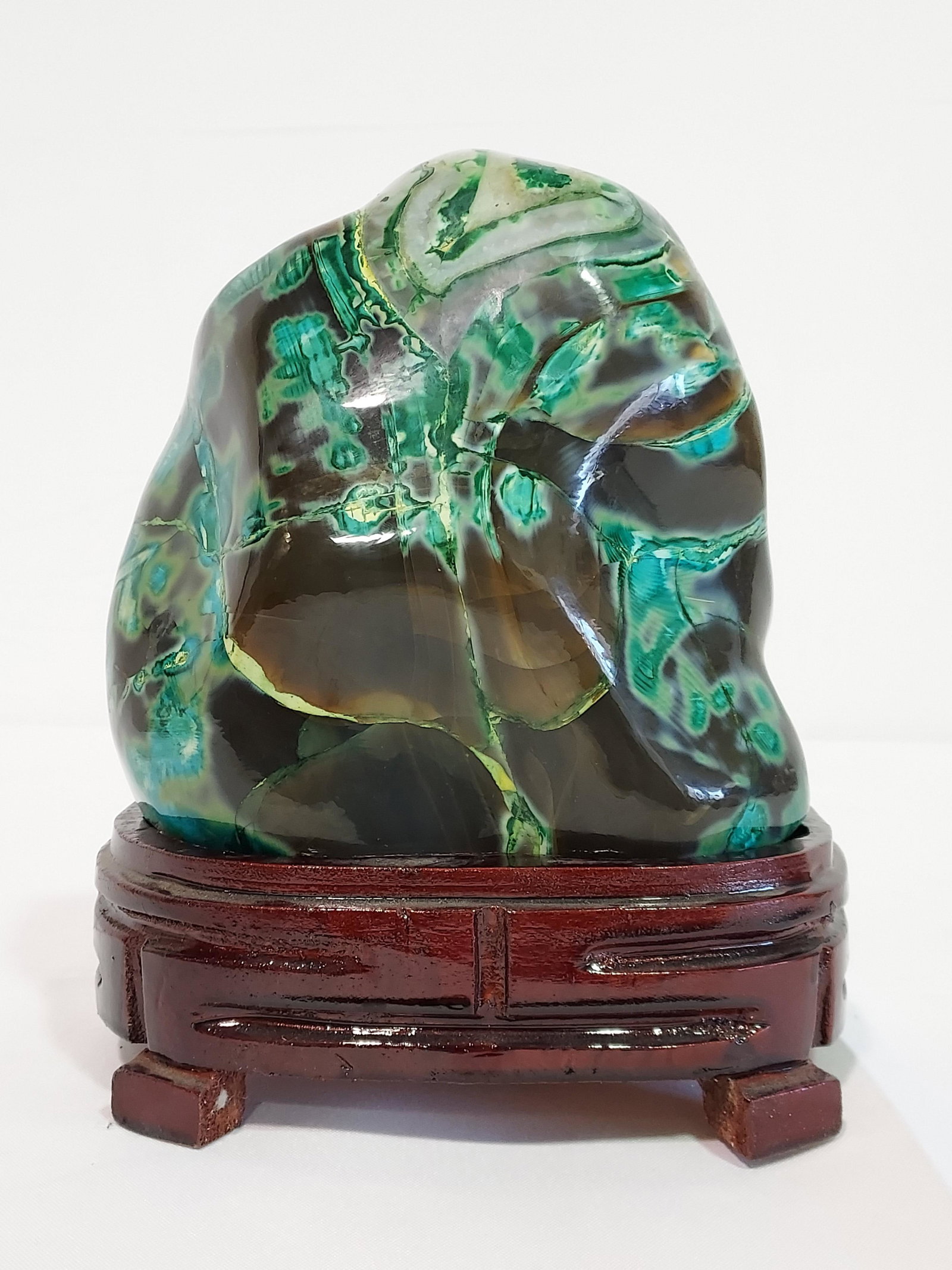 JAPANESE POLISHED AGATE SUISEKI STONE 13 lbs: Japanese polished agate suiseki stone with wooden base. Measures (stone only) 8" tall x 7" wide and 5" deep. With stand it measures 9" tall x 7.75" wide and 5.5" deep. Condition: good, no signs of dam