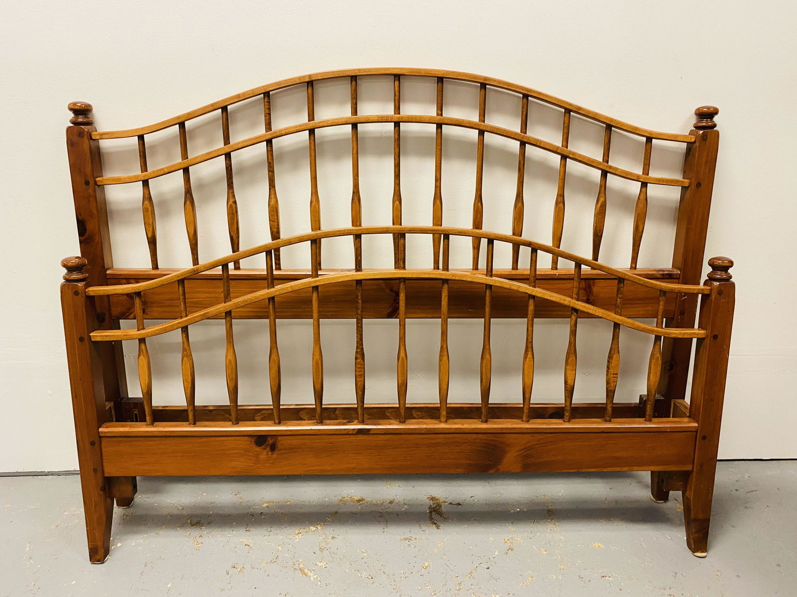VINTAGE QUEEN PINE SPINDLE HEADBOARD & FOOTBOARD (1 of 9)