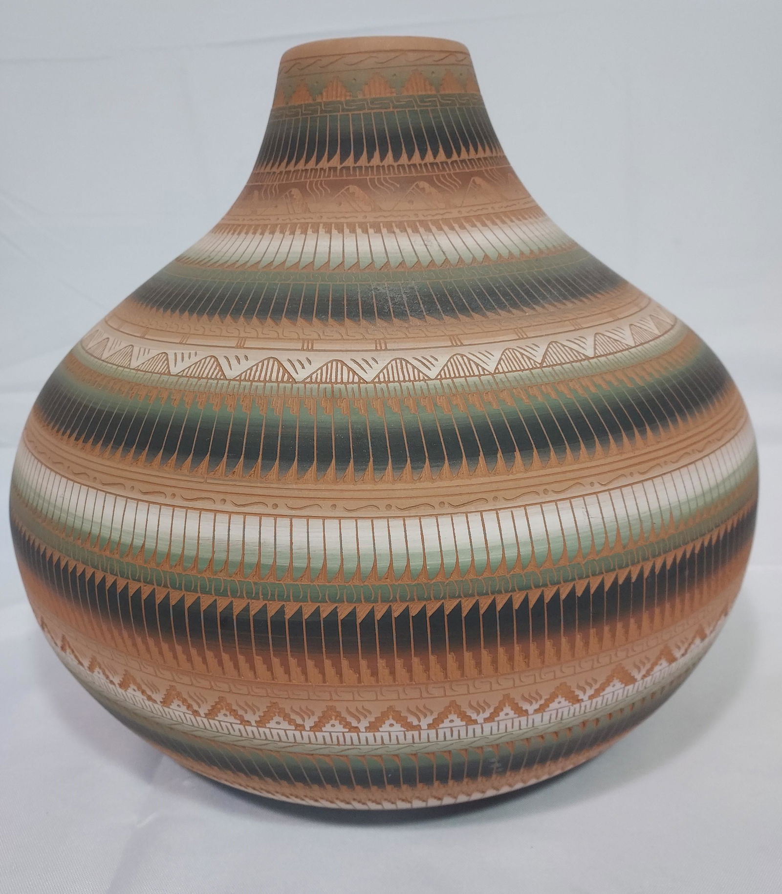 LARGE NATIVE AMERICAN NAVAJO TERRACOTTA GOURD VASE (1 of 9)