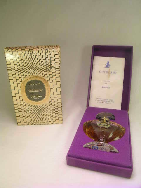 GUERLAIN VINTAGE SHALIMAR PERFUME NOT OPENED + BOX: Lot 881: GUERLAIN VINTAGE SHALIMAR PERFUME NOT OPENED + BOX - Measures 5" long by 3 1/4" wide by 1 1/2" deep. Good condition, see photos.