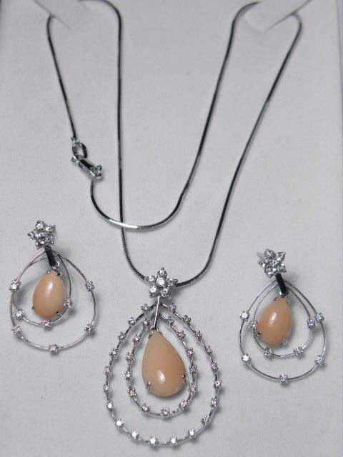 JOHN BULL 14KT WHITE GOLD, DIAMOND AND CORAL 3PC SE: 14kt white gold diamond and coral 3-piece set by John Bull Jewelers. Includes a necklace and two earrings. Carved coral teardrop stone held in white gold with a double band diamond border. Condition:
