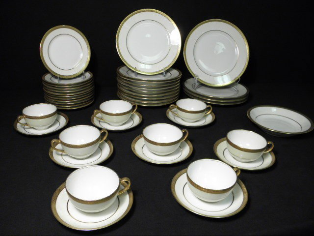 THEODORE HAVILAND PORCELAIN DINNERWARE: 43 PCS: Theodore Haviland porcelain gilt rim dinnerware. Includes 43 total pieces: (4) 10" dinner plates, (10) 8.75" salad plates, (12) 7.5" plates, (8) 6" saucers, (1) 8" bowl, (5) 2" tall cups, and (3) 2" b