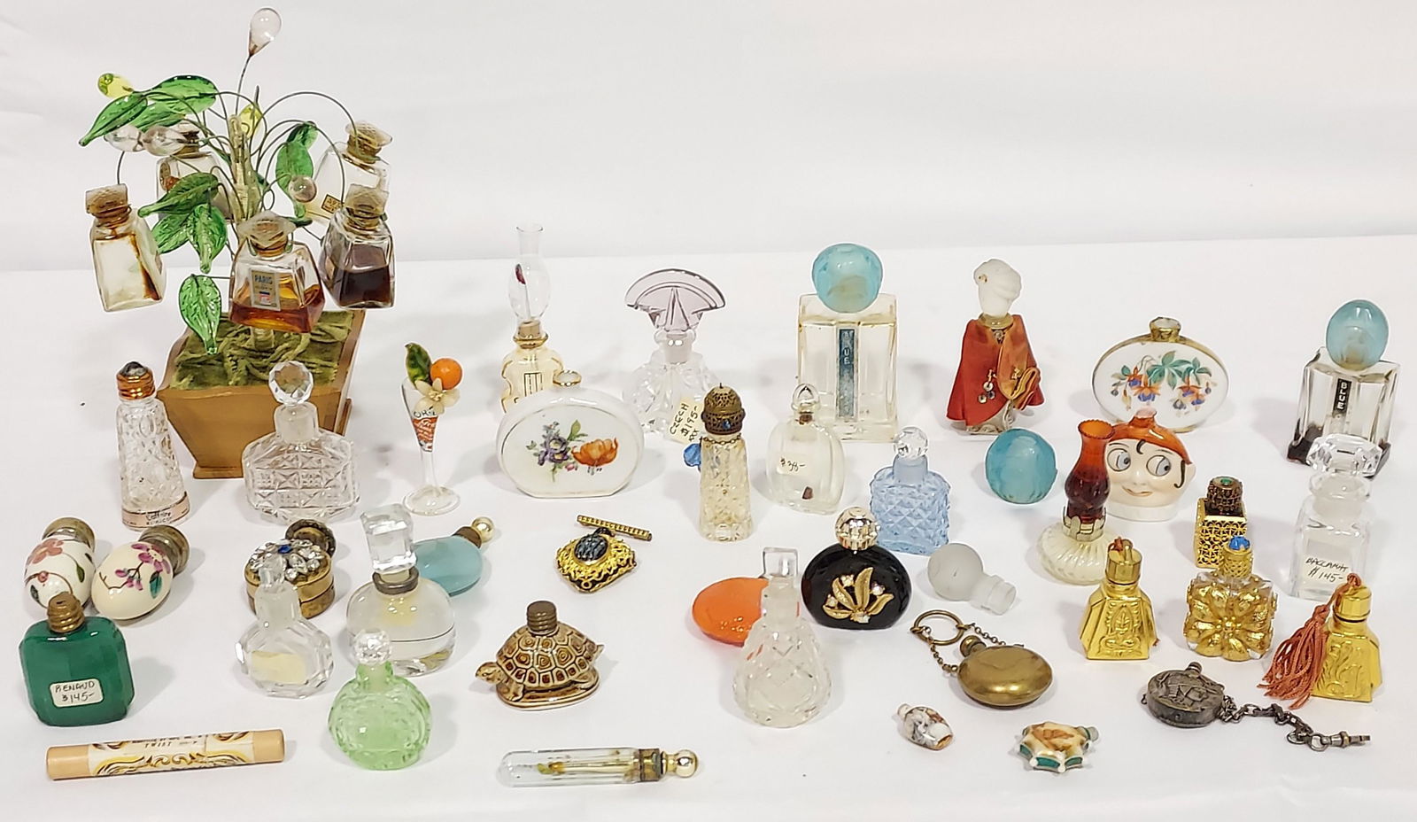 COLLECTION ASSORTED VINTAGE PERFUMES & BOTTLES (1 of 15)