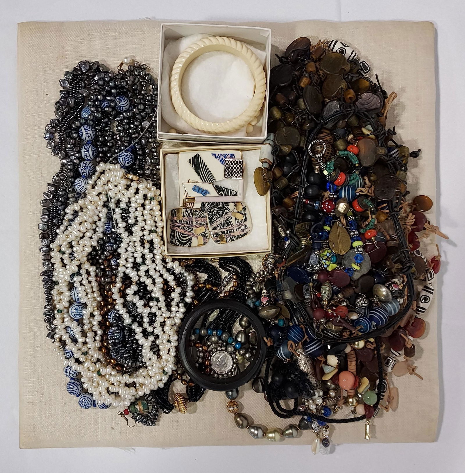 LOT ASSORTED LADIES COSTUME JEWELRY: PEARLS, ETC. (1 of 6)