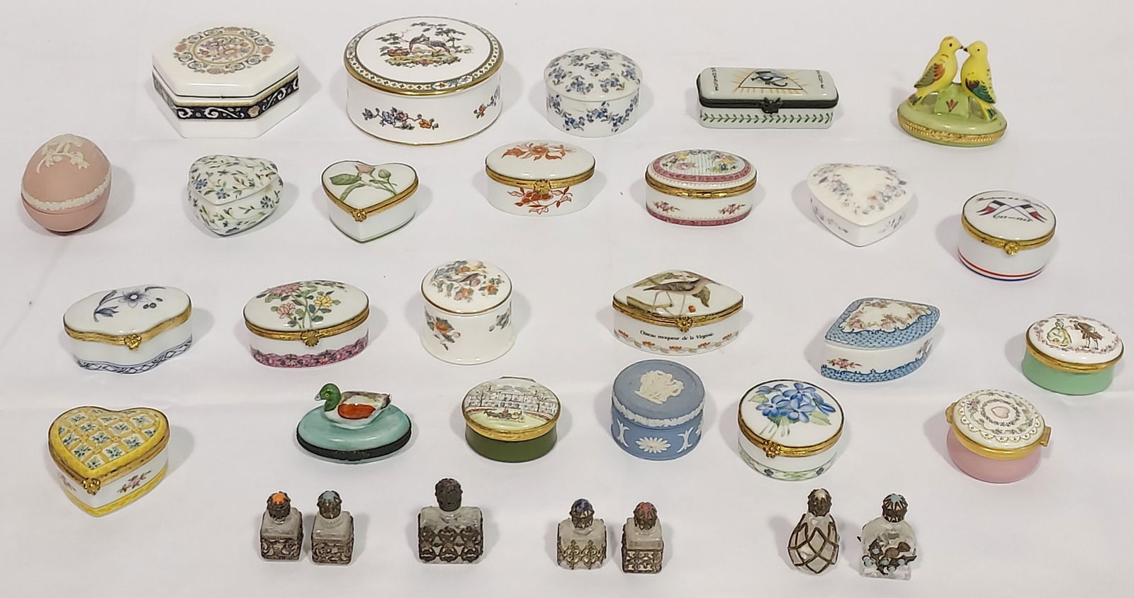 MINIATURE PORCELAIN, ENAMEL PILL BOXES, ETC. 31 PC (1 of 14)
