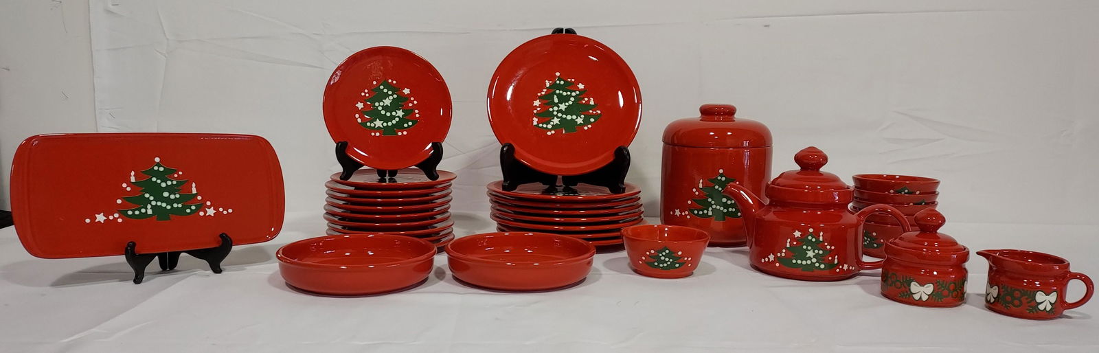 WAECHTERSBACH RED CHRISTMAS TREE DINNERWARE: (1 of 11)