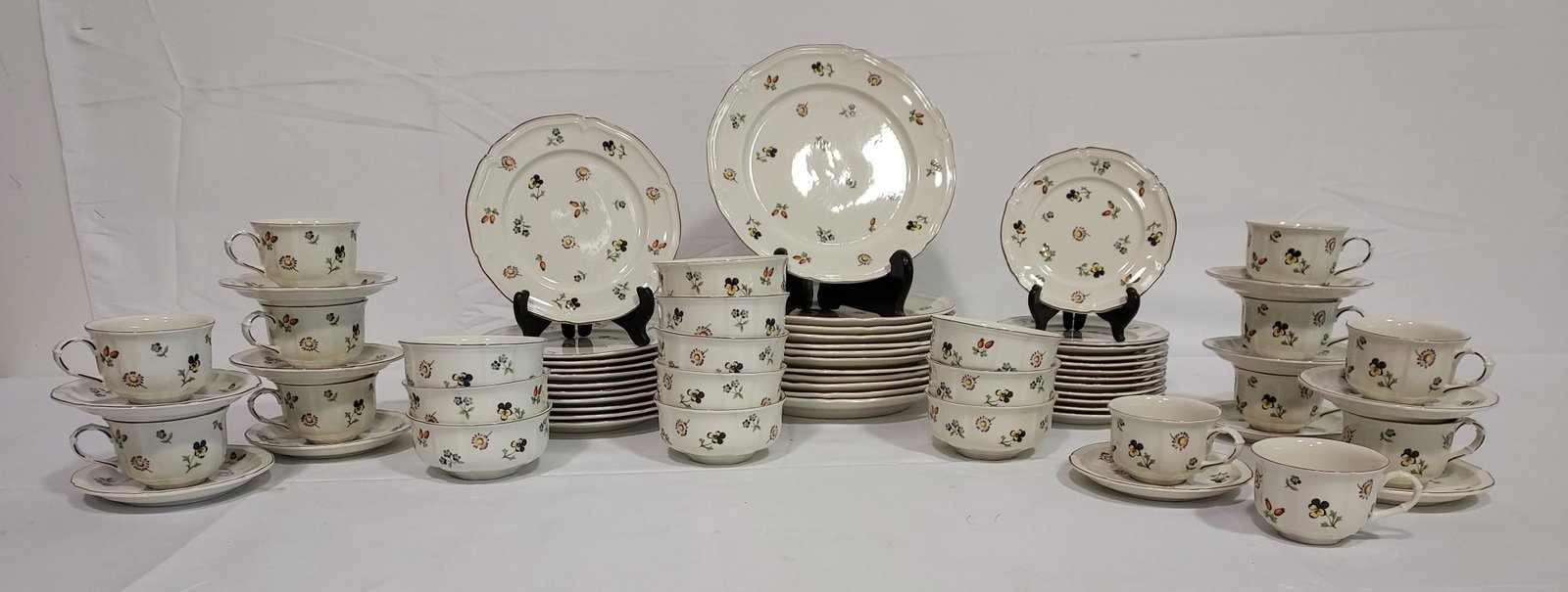 VILLEROY & BOCH "PETIT FLEUR" PORCELAIN DINNERWARE: Villeroy & Boch "Petit Fleur" pattern porcelain dinnerware. Includes 69 total pieces: (12) 10" plates, (11) 8.25" plates, (12) 6.75" plates, (11) 5.75" saucers, (12) 2.5" cups, and (11) 4.75" wide fru