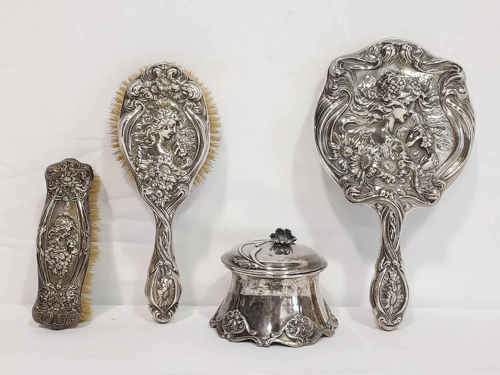ANTIQUE UNGER BROS STERLING SILVER VANITY SET 4 PC (1 of 16)
